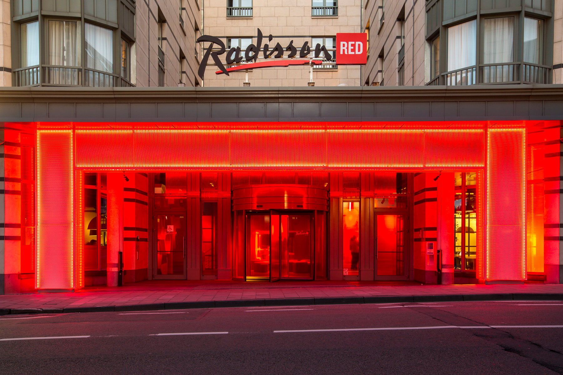 Radisson красная. Рэдиссон Red. Radisson Hotel Group. Radisson Hotel Group главный офис. Гостиничная цепь Рэдиссон.